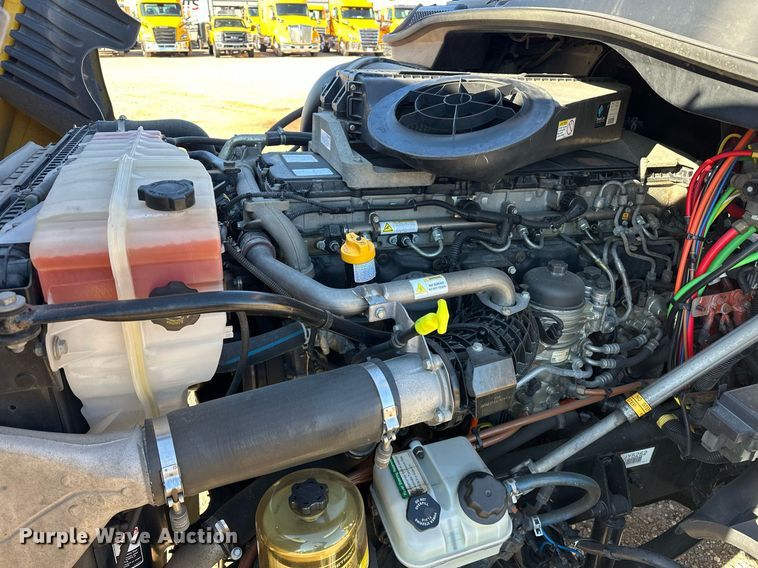 image for item ER4732 2018 Freightliner Cascadia 125 semi truck