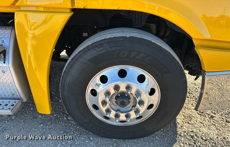 image for item ER4732 2018 Freightliner Cascadia 125 semi truck