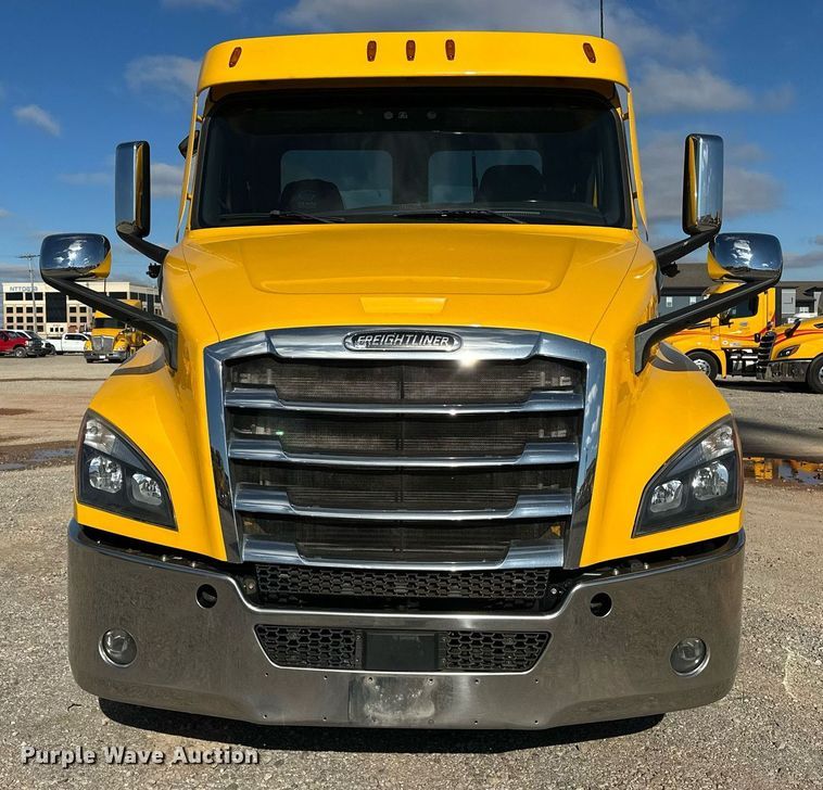 image for item ER4733 2021 Freightliner Cascadia 126 semi truck