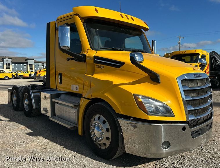 image for item ER4733 2021 Freightliner Cascadia 126 semi truck