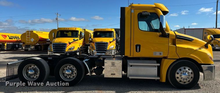 image for item ER4733 2021 Freightliner Cascadia 126 semi truck