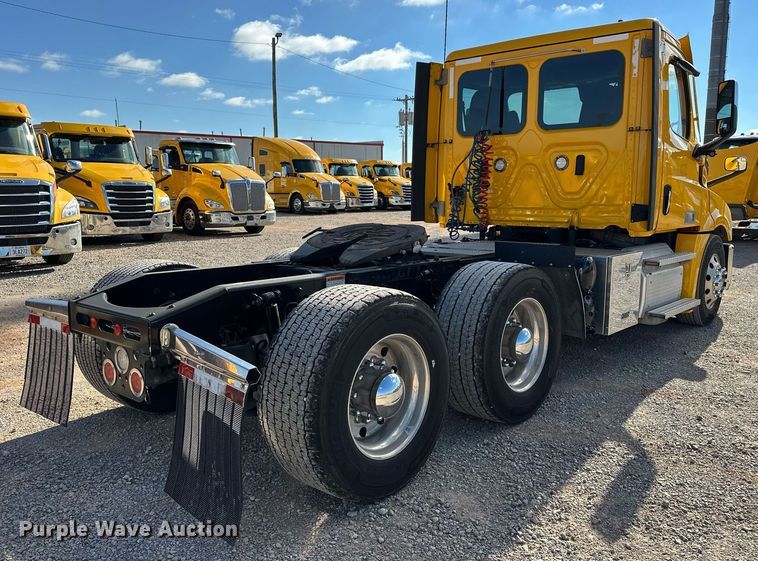 image for item ER4733 2021 Freightliner Cascadia 126 semi truck