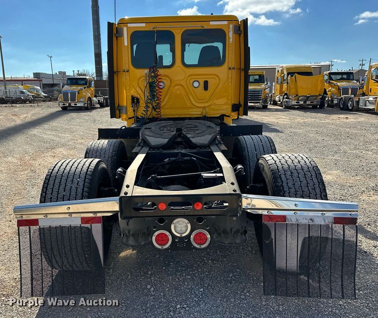 image for item ER4733 2021 Freightliner Cascadia 126 semi truck