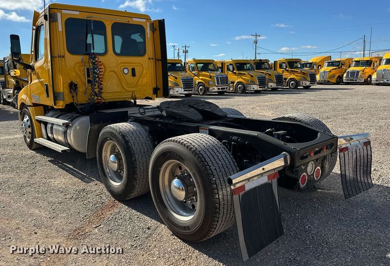 image for item ER4733 2021 Freightliner Cascadia 126 semi truck