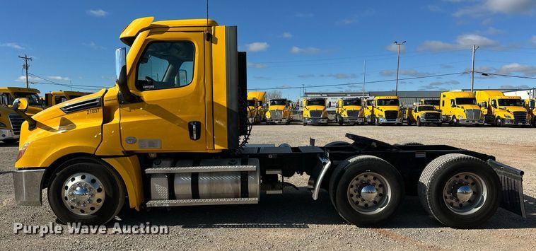 image for item ER4733 2021 Freightliner Cascadia 126 semi truck