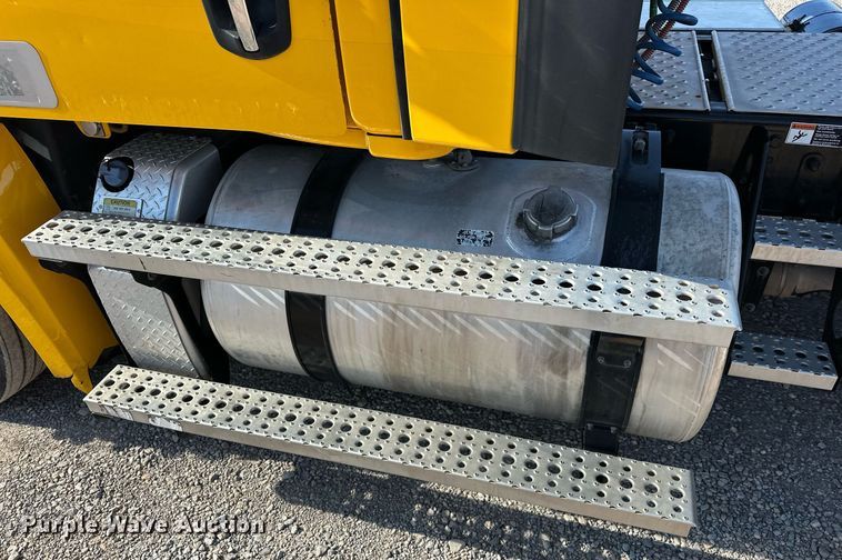 image for item ER4733 2021 Freightliner Cascadia 126 semi truck