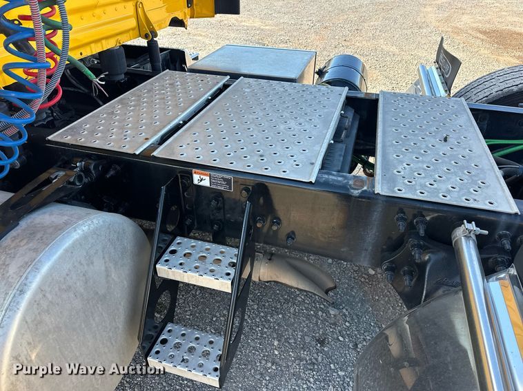 image for item ER4733 2021 Freightliner Cascadia 126 semi truck