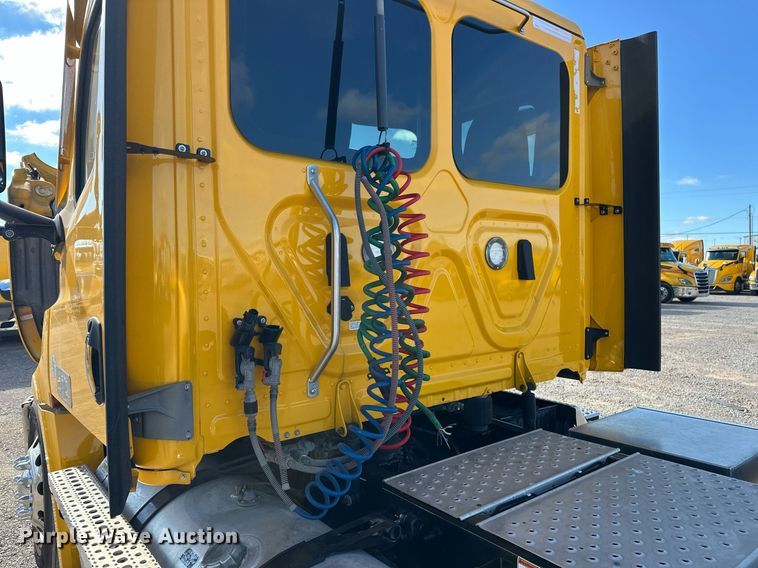 image for item ER4733 2021 Freightliner Cascadia 126 semi truck