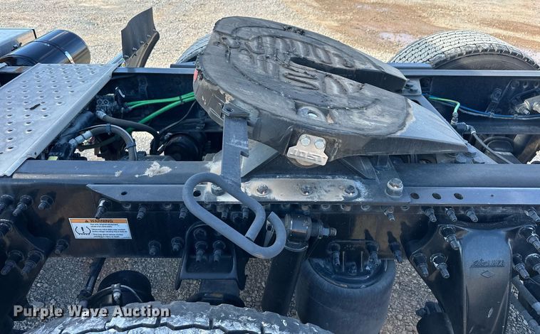 image for item ER4733 2021 Freightliner Cascadia 126 semi truck