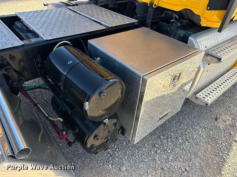 image for item ER4733 2021 Freightliner Cascadia 126 semi truck