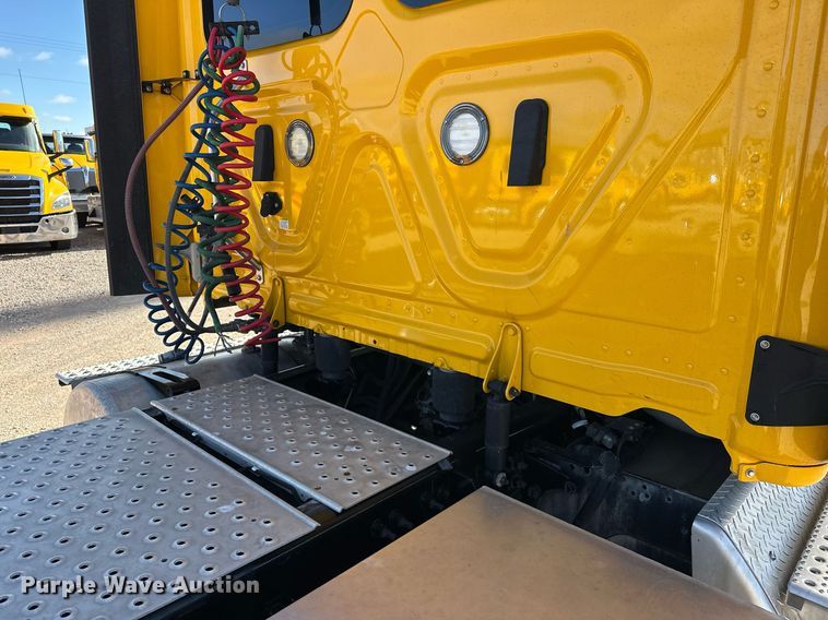 image for item ER4733 2021 Freightliner Cascadia 126 semi truck