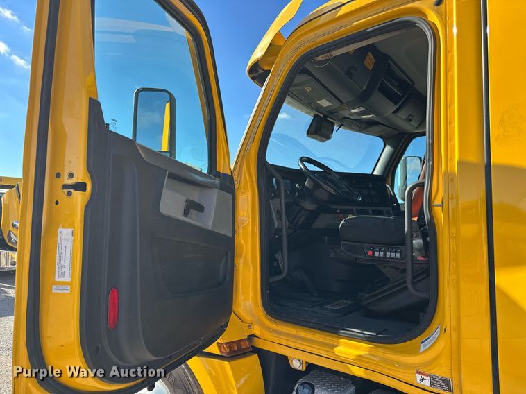 image for item ER4733 2021 Freightliner Cascadia 126 semi truck