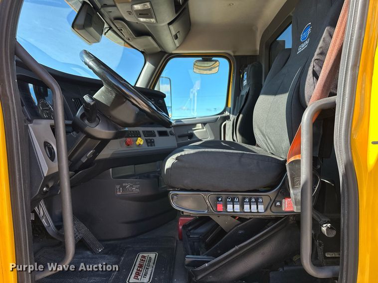 image for item ER4733 2021 Freightliner Cascadia 126 semi truck