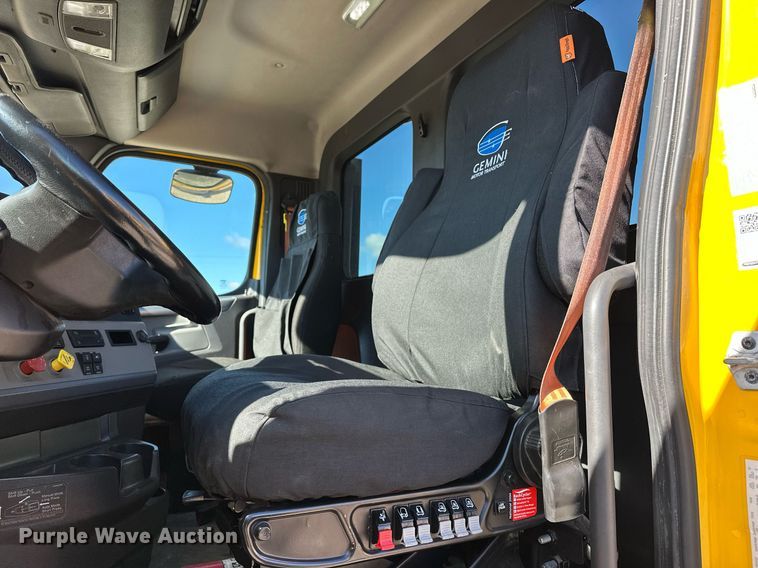 image for item ER4733 2021 Freightliner Cascadia 126 semi truck