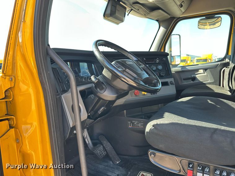 image for item ER4733 2021 Freightliner Cascadia 126 semi truck