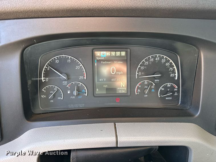 image for item ER4733 2021 Freightliner Cascadia 126 semi truck