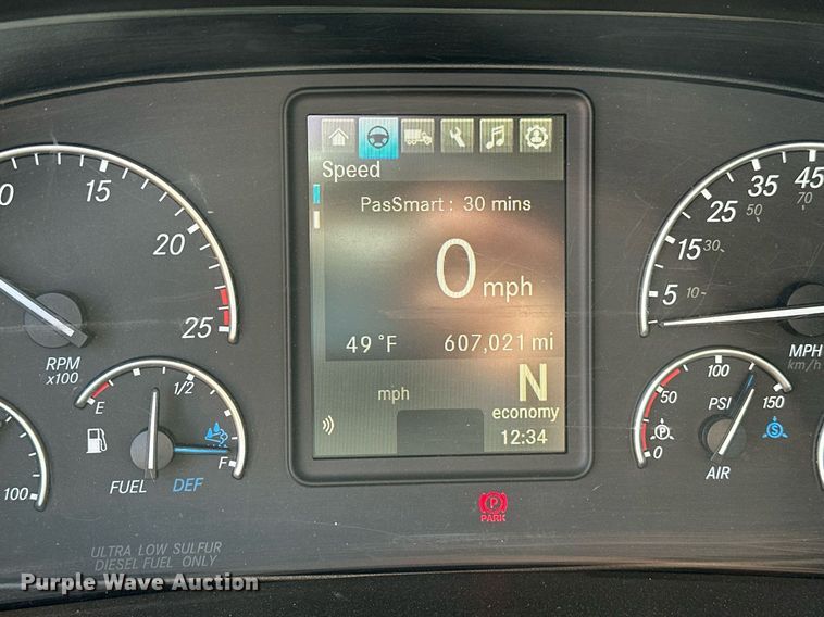 image for item ER4733 2021 Freightliner Cascadia 126 semi truck