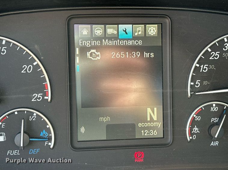 image for item ER4733 2021 Freightliner Cascadia 126 semi truck