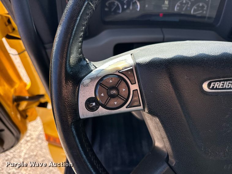 image for item ER4733 2021 Freightliner Cascadia 126 semi truck