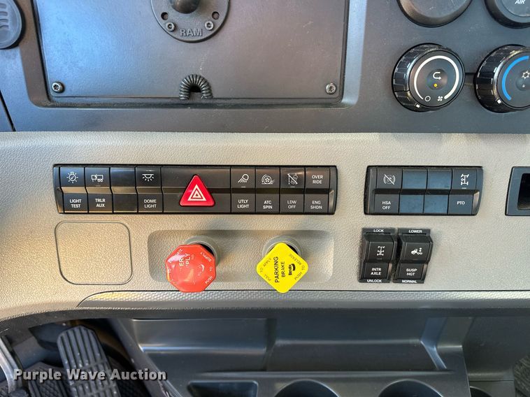 image for item ER4733 2021 Freightliner Cascadia 126 semi truck