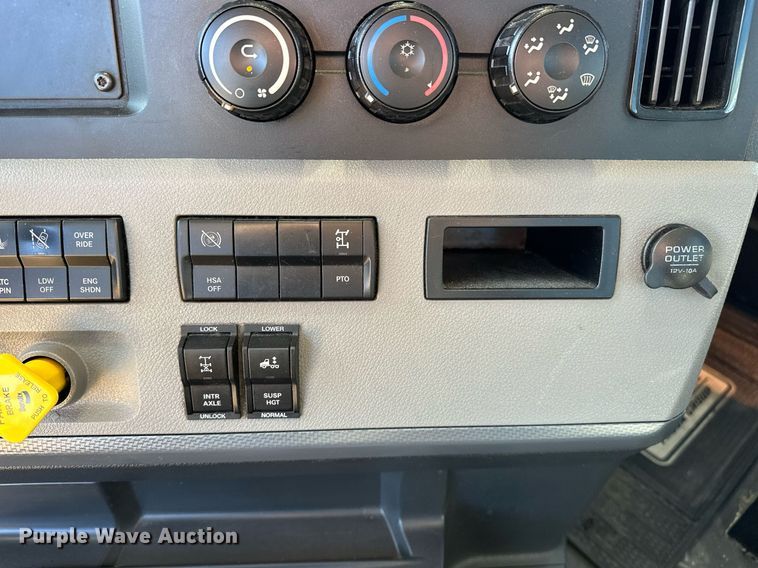 image for item ER4733 2021 Freightliner Cascadia 126 semi truck