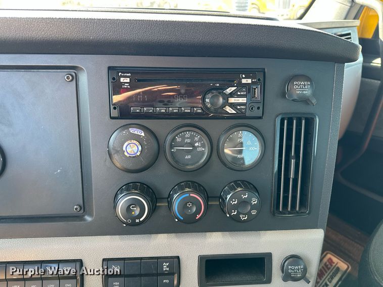 image for item ER4733 2021 Freightliner Cascadia 126 semi truck