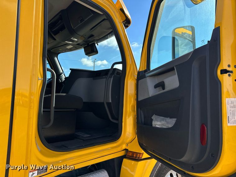 image for item ER4733 2021 Freightliner Cascadia 126 semi truck