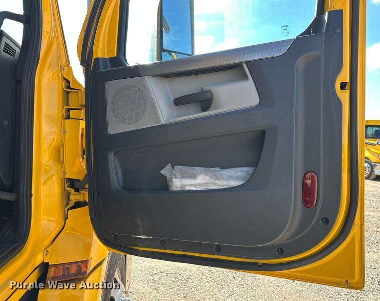 image for item ER4733 2021 Freightliner Cascadia 126 semi truck