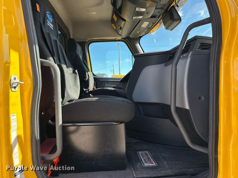 image for item ER4733 2021 Freightliner Cascadia 126 semi truck