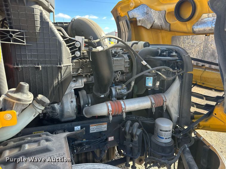 image for item ER4733 2021 Freightliner Cascadia 126 semi truck