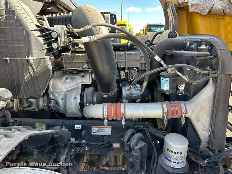 image for item ER4733 2021 Freightliner Cascadia 126 semi truck