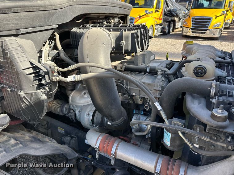 image for item ER4733 2021 Freightliner Cascadia 126 semi truck