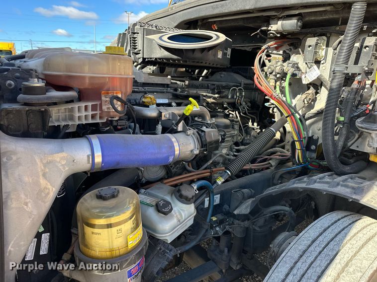 image for item ER4733 2021 Freightliner Cascadia 126 semi truck