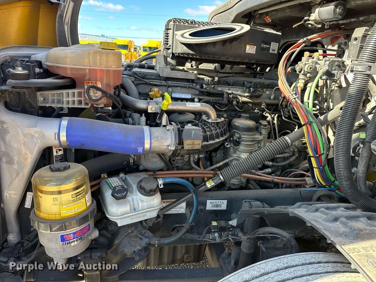 image for item ER4733 2021 Freightliner Cascadia 126 semi truck