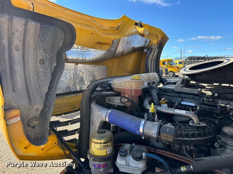 image for item ER4733 2021 Freightliner Cascadia 126 semi truck