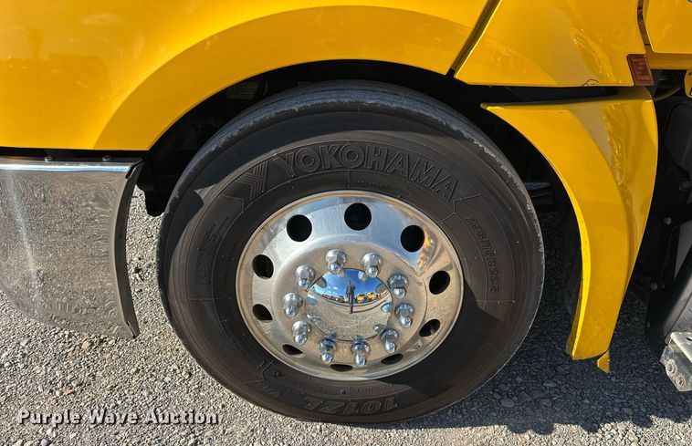 image for item ER4733 2021 Freightliner Cascadia 126 semi truck