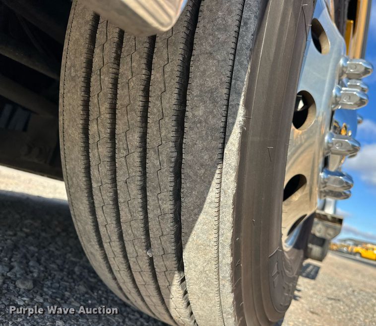 image for item ER4733 2021 Freightliner Cascadia 126 semi truck