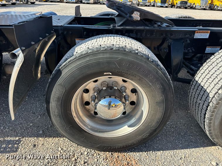 image for item ER4733 2021 Freightliner Cascadia 126 semi truck