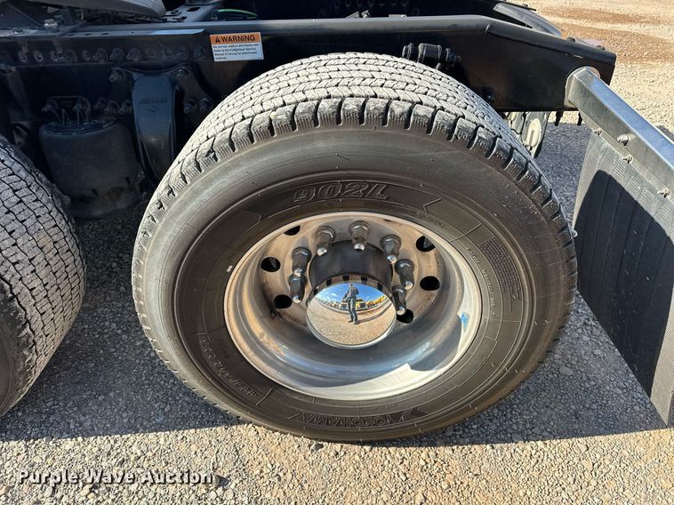 image for item ER4733 2021 Freightliner Cascadia 126 semi truck