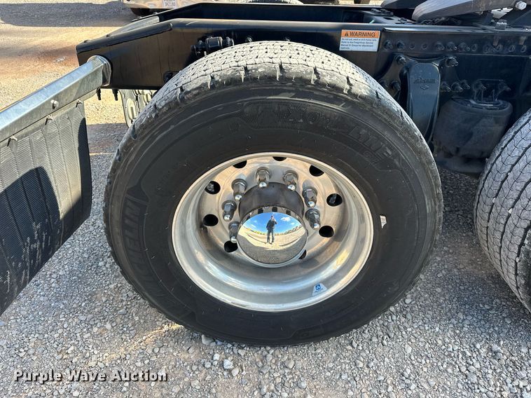 image for item ER4733 2021 Freightliner Cascadia 126 semi truck