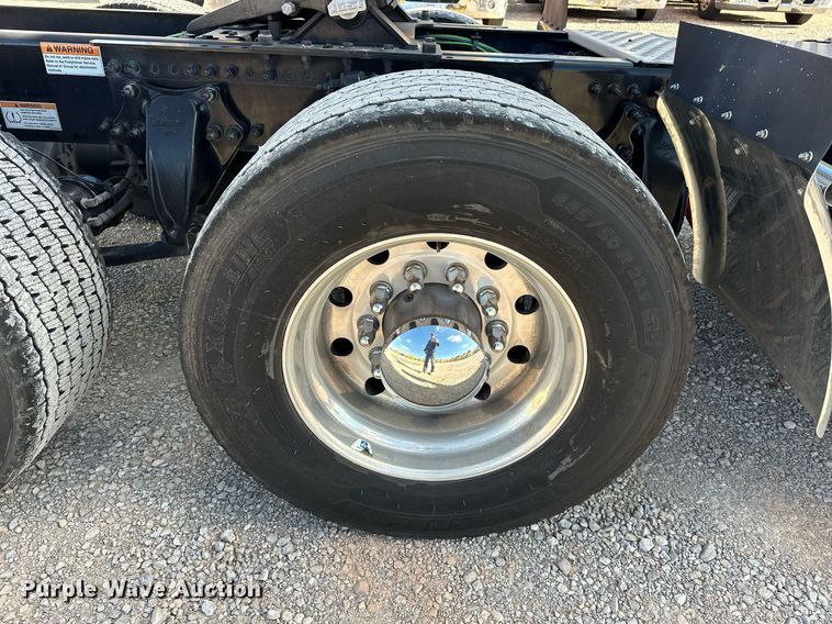 image for item ER4733 2021 Freightliner Cascadia 126 semi truck