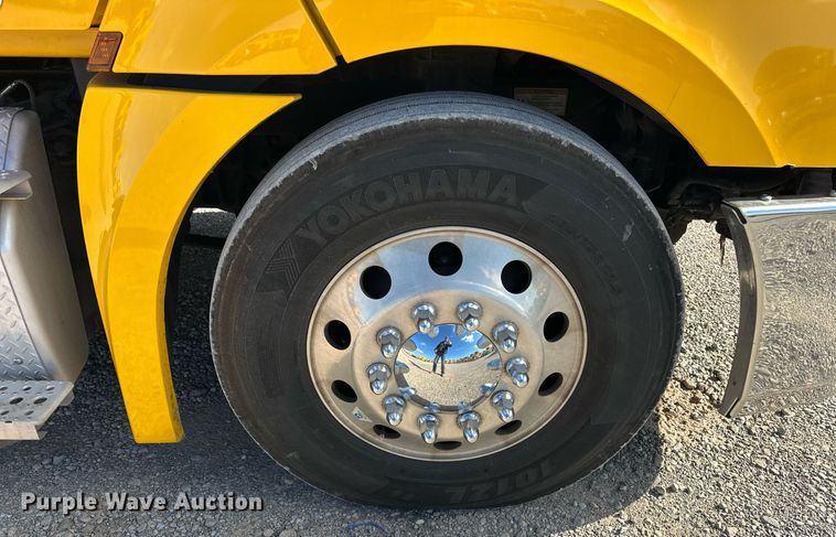 image for item ER4733 2021 Freightliner Cascadia 126 semi truck