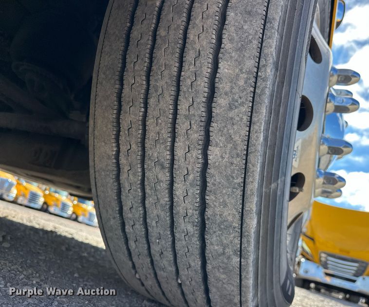 image for item ER4733 2021 Freightliner Cascadia 126 semi truck