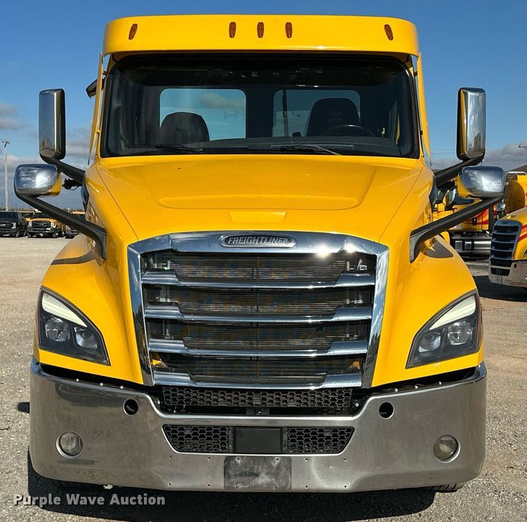 image for item ER4734 2022 Freightliner Cascadia 126 semi truck