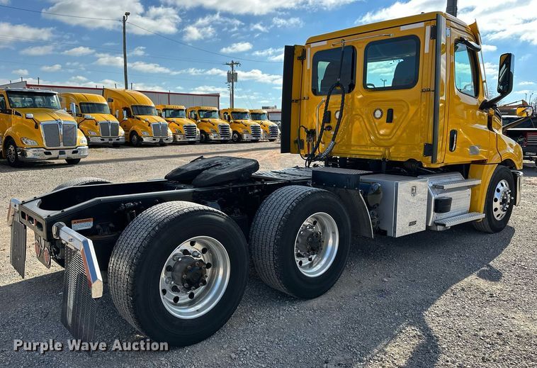 image for item ER4734 2022 Freightliner Cascadia 126 semi truck