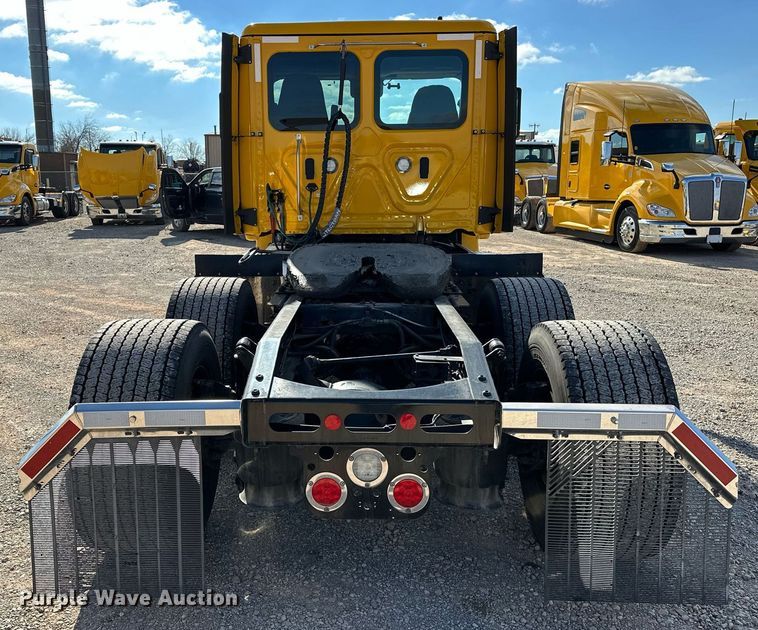 image for item ER4734 2022 Freightliner Cascadia 126 semi truck