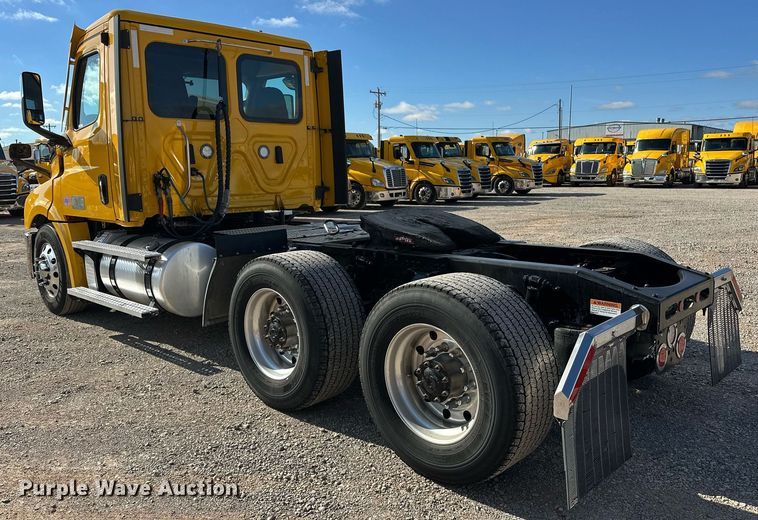 image for item ER4734 2022 Freightliner Cascadia 126 semi truck