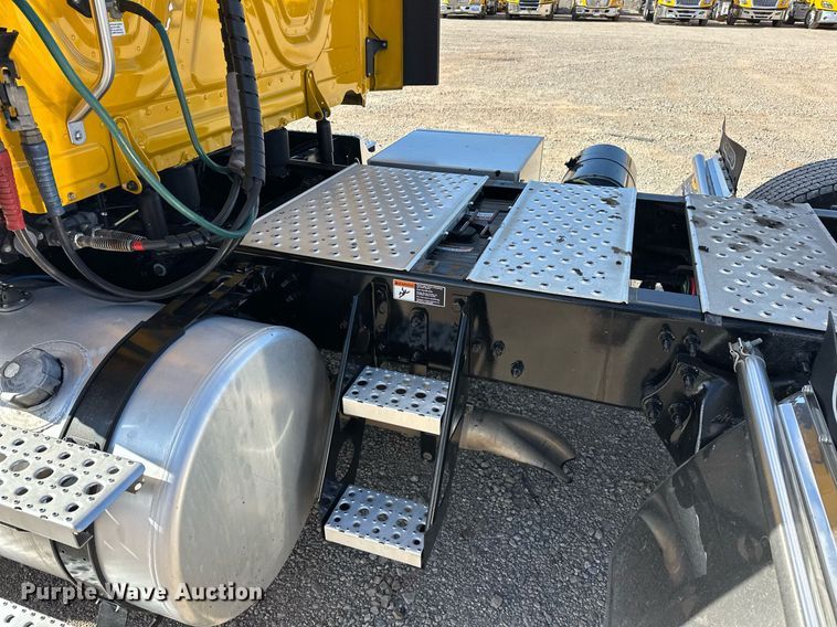 image for item ER4734 2022 Freightliner Cascadia 126 semi truck