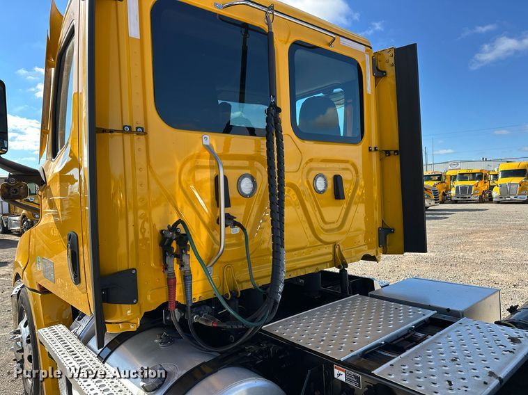 image for item ER4734 2022 Freightliner Cascadia 126 semi truck