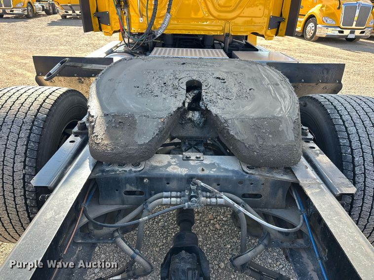 image for item ER4734 2022 Freightliner Cascadia 126 semi truck